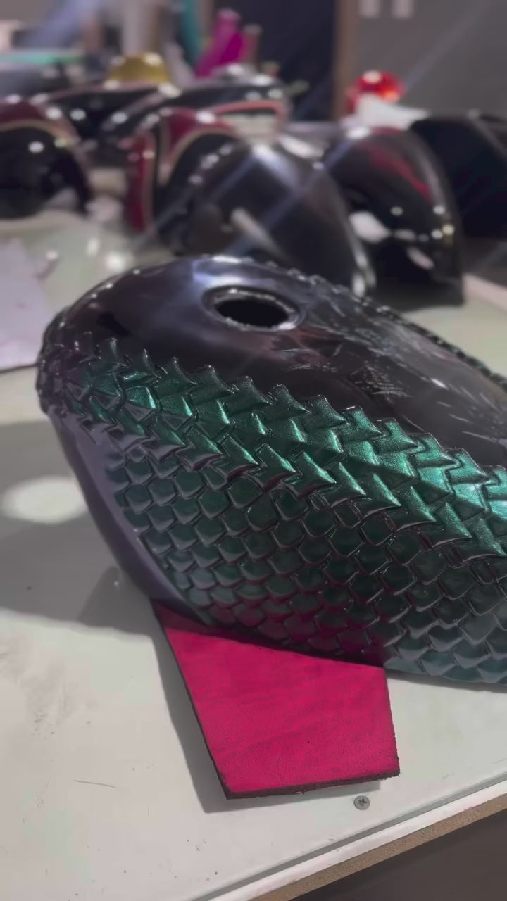 Simon Kustom ブラック／レッド グロス Amazon.com: Motorcycle Gas Tank Cover Big Skull Simonkustom